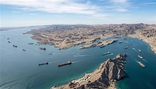 نيويورك تايمز: عُمان تقترح صندوقاً طوعياً لدعم الملاحة في مضيق هرمز