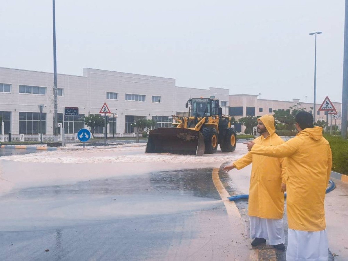 فيديو يرصد غرق شوارع في الشارقة وسط أمطار غزيرة وتحذيرات رسمية
