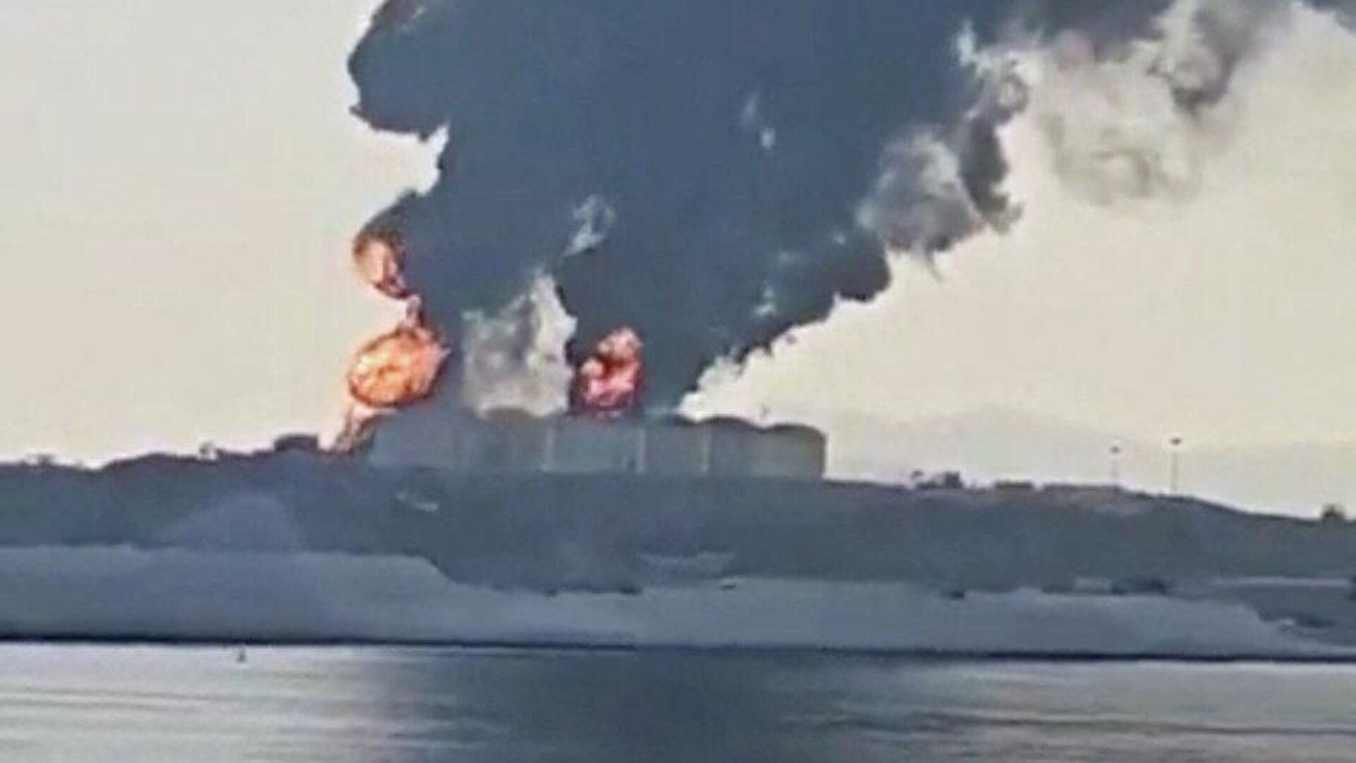 إصابة عامل وأضرار محدودة جراء هجوم بطائرتين مسيّرتين على ميناء صلالة العُماني