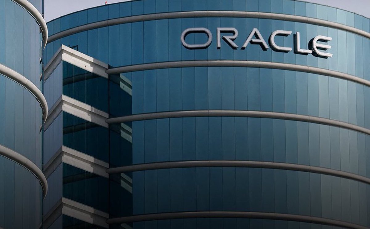 سقوط شظايا على واجهة مبنى شركة "أوراكل" بدبي