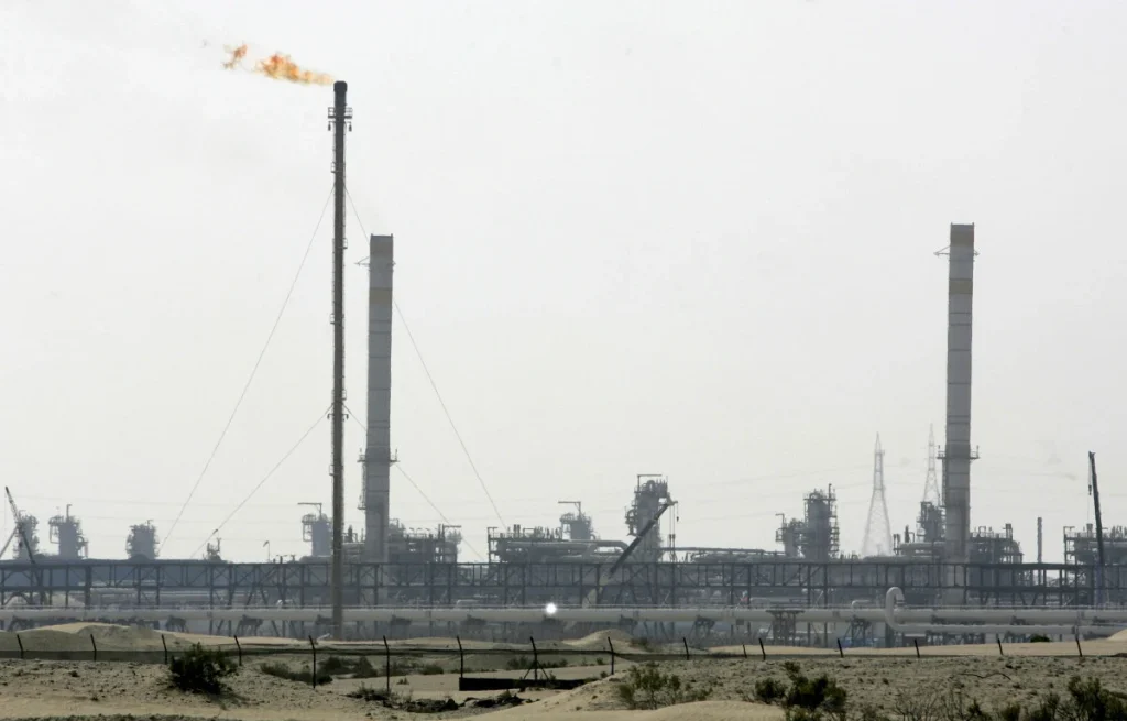 حريق في مجمع حبشان للغاز يُصيب ثلاثة أشخاص ويوقف العمليات مؤقتًا