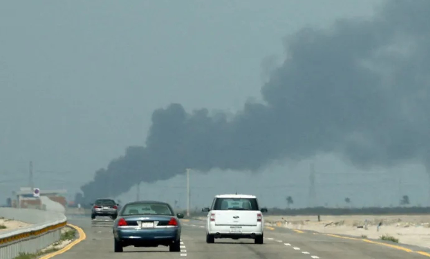 إيران تتجه إلى مراجعة علاقاتها مع الخليجيين وتنفي استهداف منشآت النفط السعودية