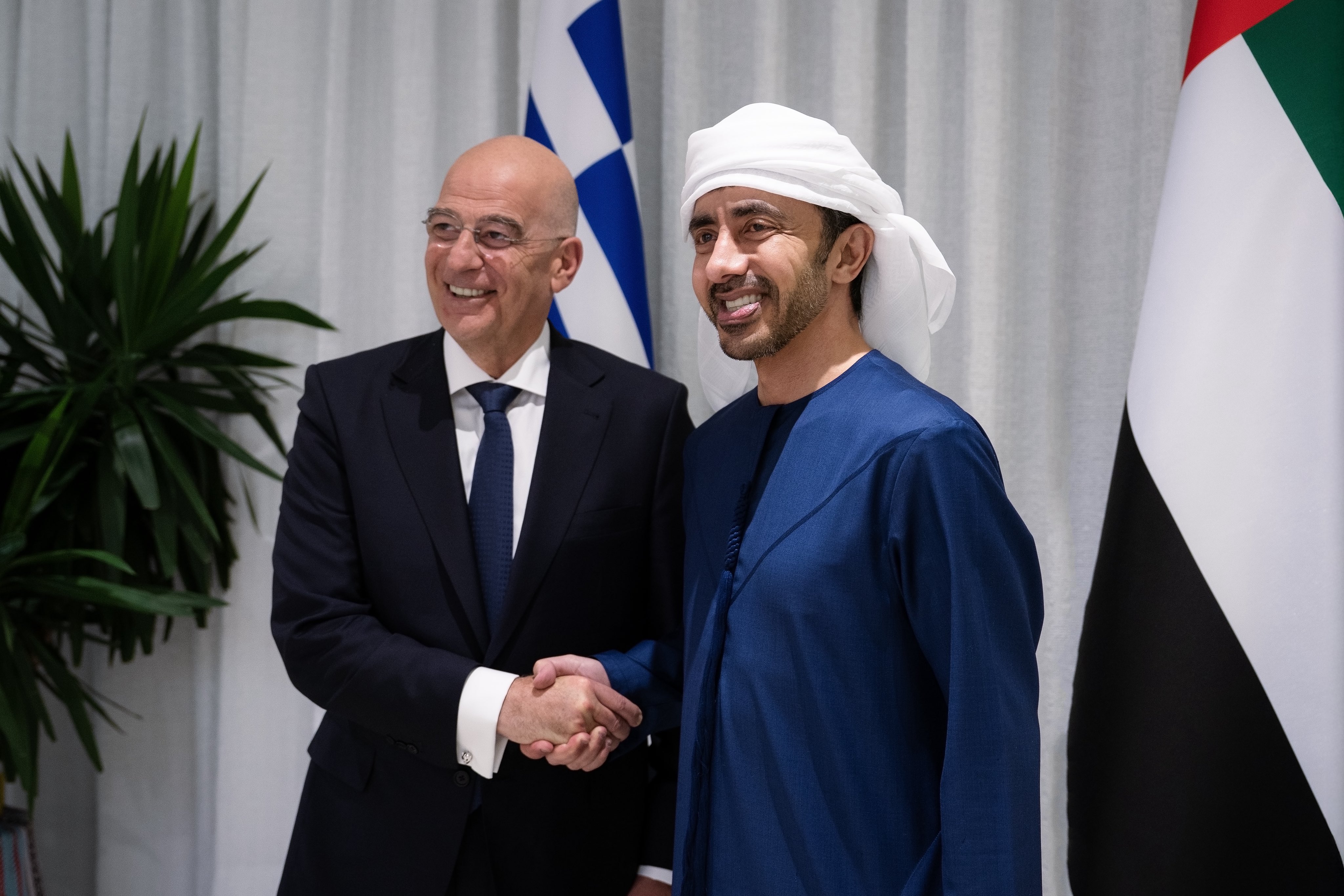 عبدالله بن زايد يبحث مع وزير الدفاع اليوناني تداعيات هجمات إيران وأمن الملاحة