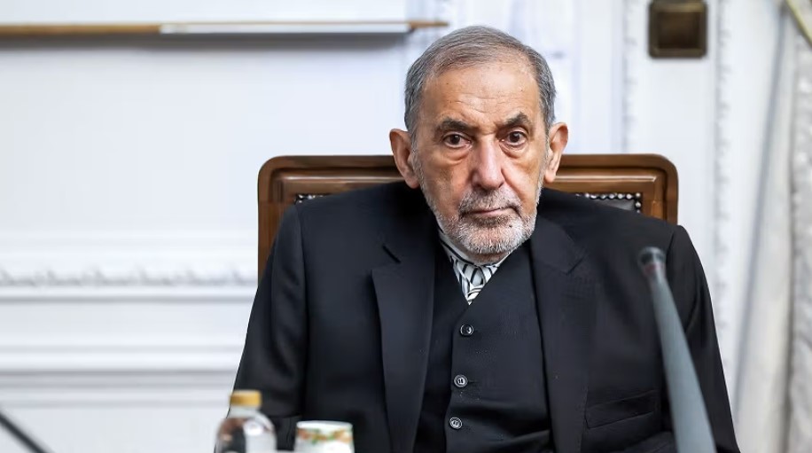 مستشار خامنئي يدعو أبوظبي لوقف “الإجراءات الضارة” ويحذر من التبعية لـ "إسرائيل"