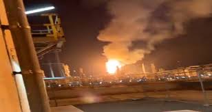 اندلاع حرائق في ميناء الأحمدي للنفط في الكويت بعد هجوم بطائرات مسيرة